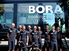 Cyklisté týmu Bora-Argon ped originální kuchyní, která je doprovází na Tour de...
