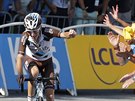 Romain Bardet si jede pro vítzství v osmnácté etap  Tour de France. Jeho...