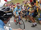 Vincenzo Nibali mezi nadenými fanouky. Italský cyklista si jede pro triumf v...