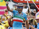 Vincenzo Nibali zatíná pst, práv zvítzil v 19. etap Tour de France.
