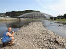 Hladina Labe je v t�chto dnech mimo��dn� n�zk�. Suchou nohou lze v �st� doj�t...