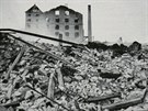 Ruiny cukrovaru v Krásném Bezn po explozi munice v ervenci 1945. 