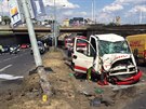 Nehoda dod�vky a dvou osobn�ch aut zablokovala dopravu na n�b�e�� kapit�na...