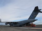 C-17 Globemaster bhem vykládání materiálu na Islandu