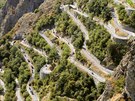 Cyklisté plhají do kopce po francouzské silnice Les Lacets de Montvernier...