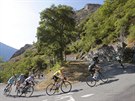 Cyklisté plhají do kopce po francouzské silnice Les Lacets de Montvernier...