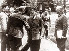 Plukovník Claus Schenk von Stauffenberg (zleva), zády stojící generál Karl...
