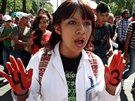 Demonstrantka v Mexico City ádá objasnní zmizení 43 student (26. ervence...