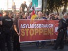 Demonstrace proti zneuívání nmecké azylové politiky v Dráanech (ervenec...
