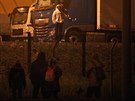Stovky migrant v noci na stedu pronikly na terminál Eurotunelu (29. ervence...