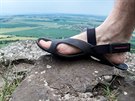 S Vivobarefoot Achilles na vrcholku hory íp