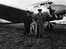 Josef Engli (vpravo) u letounu na letiti v Otrokovicích
