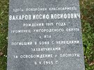 Jedna z nhrobnch desek pamtnku rudoarmjce Josifa Vakarova.