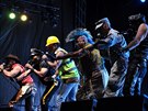 Village People a jejich pevleky ve stylu idol homosexuální komunity 80. let.