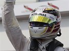 Lewis Hamilton mává fanoukm, ovládl kvalifikaci na Velkou cenu Maarska.