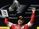 Sebastian Vettel s trofejí pro vítze Velké ceny Maarska