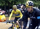 Chris Froome (ve lutém) na trati závrené etapy Tour de France
