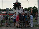 Cyklist z Hradce Krlov zakryli matouc semafory na kiovatce ulic...