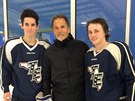 Matj Dejdar, hokejový trenér John Tortorella a spoluhrá Hunter Conneley