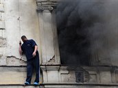 Muž se zachránil před ohněm na okenní římse.