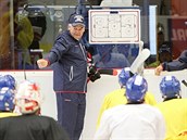Trenér Vladimír Vůjtek na tréninku české hokejové reprezentace.