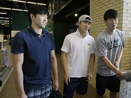 Jihokorejt hokejist (zleva) Jin Hui Ahn, Won-Jin Kim a Kye Hoon Park se...