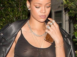 Zpěvačka Rihanna si pod koženou bundu oblékla průhledné černé tílko.