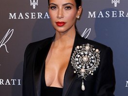 Kim Kardashianová v kalhotovém kostýmu Givenchy v Paříži na večírku bývalé...