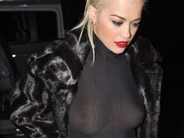 Zpěvačka Rita Ora vyrazila na představení v Londýně v černém oblečení s...