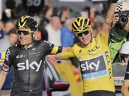 Chris Froome (druh zprava) dojd do cle zvren etapy Tour de France.