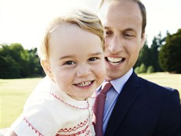 Princ George se svým otcem princem Williamem (5. ervence 2015)