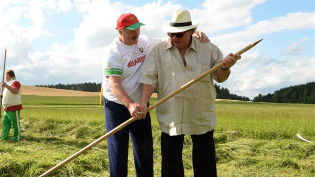 Francouzský herec Gérard Depardieu kosil trávu s běloruským prezidentem Alexandrem Lukašenkem, který je kritiky označovaný za posledního evropského diktátora. (23. července 2015)