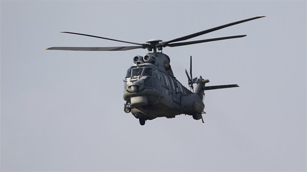 Tureck helikoptra AS-532AL Cougar nad zkladnou Incirlik na jihu Turecka (27. ervence 2015)