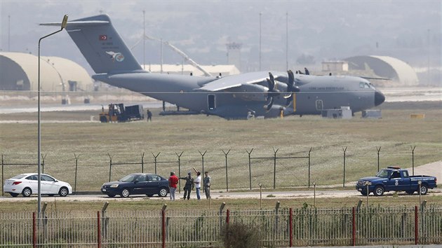 Tureck vojensk letoun A400M na zkladn Incirlik na jihu Turecka (27. ervence 2015)