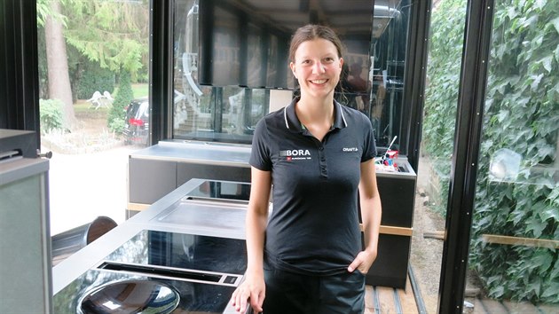 Tm Bora-Argon doprovz na Tour de France originln prosklen kuchyn. Pokrmy servruje Claudia Ederov, tmavovlska z Innsbrucku.