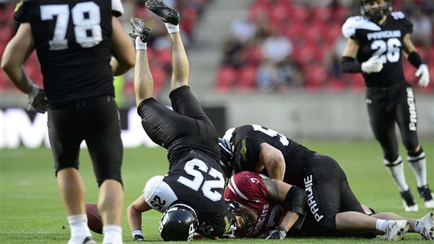 Finle esk ligy americkho fotbalu Prague Black Panthers - Pbram Bobcats, Radek Novotn s Janem imnkem (vpravo) z Prague Black svraj Martina Hamzu z Pbram Bobcats.