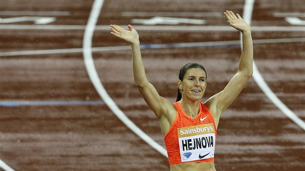 Usmvav Zuzana Hejnov slav vtzstv na trati 400 metr pekek na mtinku Diamantov ligy v Londn.