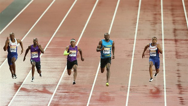 Usain Bolt (druh zprava) pi rozbhu na sto metr na mtinku Diamantov ligy v Londn.