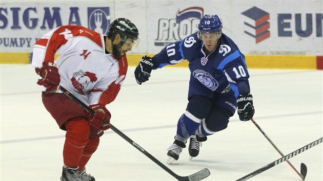 Olomouck hokejista Roman Rc (vlevo) v ppravnm utkn s Minskem.