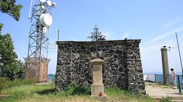 Dvoumetrová věž z roku 1892 stojí u vyhlídkové plošiny přiléhající k turistické chatě.