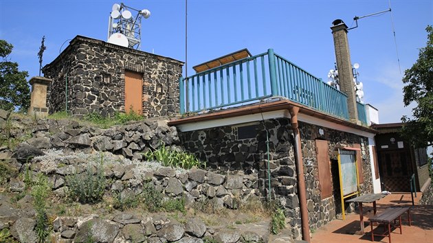 Dvoumetrová věž z roku 1892 stojí u vyhlídkové plošiny přiléhající k turistické chatě.