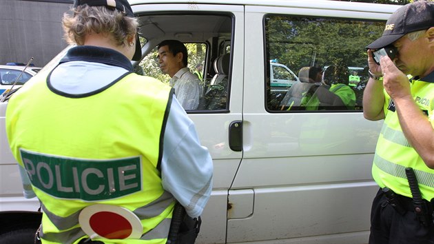 Spolen kontrola cizineck a dopravn policie na silnici u Chlumce na stecku (21. ervence 2015)