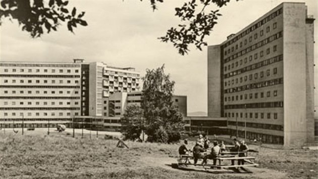 Pohled na Koldm od severu po dostavb vchodnho kdla v roce 1958.