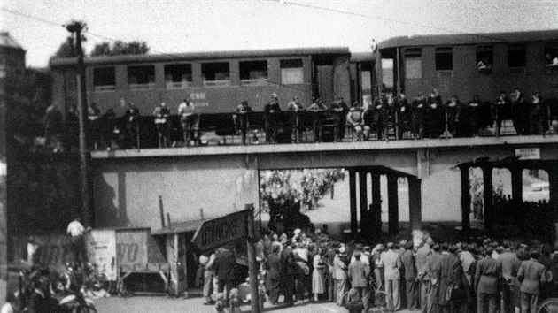 Fotografie zachycuje srocen davu u steckho Beneova mostu ped masakrem na konci ervence 1945
