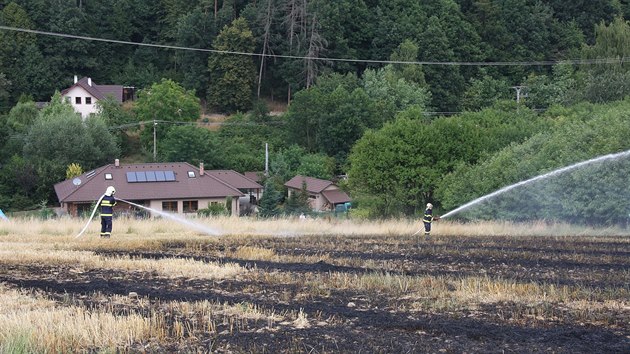 Hasii zasahuj proti poru pole u obce Beznice na Zlnsku (24. 7. 2015)