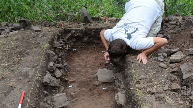 Archeologov i studenti zkoumali ibenin vrch u Vale. Nali tu stopy pravkho osdlen.