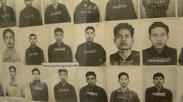 V muzeu genocidy v hlavním městě Kambodže si návštěvníci mohou prohlédnout snímky tisíců vězňů, kteří éru Rudých Khmérů nepřežili.