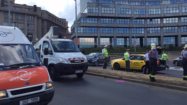 Nehoda dod�vky a dvou osobn�ch aut zablokovala dopravu na n�b�e�� kapit�na Jaro�e pod Hl�vkov�m mostem v Praze. (21.7.2015)