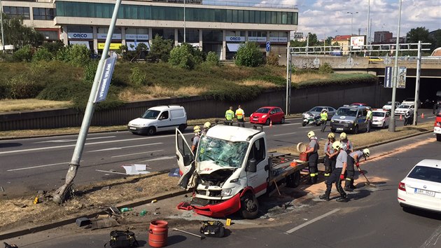 Nehoda dodvky a dvou osobnch aut zablokovala dopravu na nbe kapitna Jaroe pod Hlvkovm mostem v Praze. (21.7.2015)