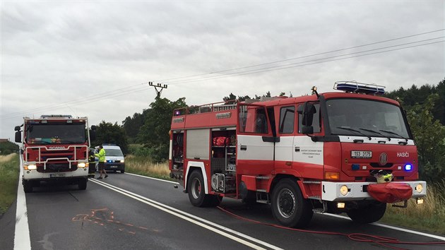 Nehoda dodvky s cisternou a osobnm autem zablokovala dopravu na silnici slo 7 u Slanho (23.7.2015)